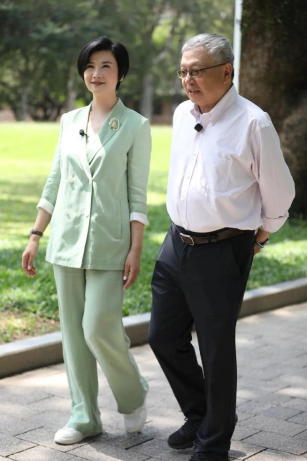 本财配资 70岁顶流数学家张益唐回国：曾在快餐厅当会计，58岁“封神”