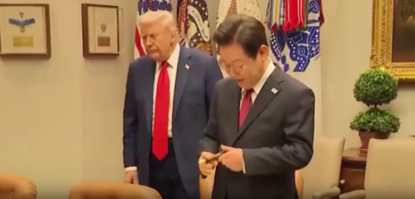 盛盈优配 特朗普李在明互相“讨要”礼物，特朗普看中韩国钢笔，李在明索要签名写真集