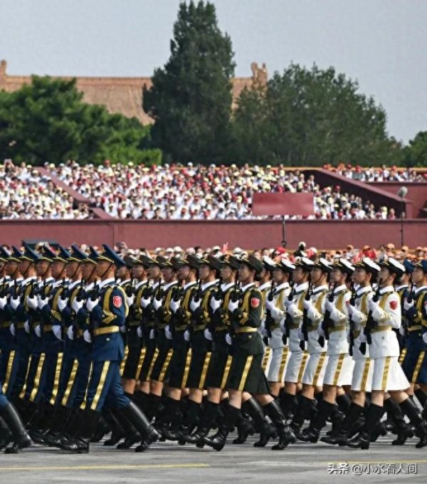 盈配资 九三阅兵现场：霍震霆哽咽发言，奥运天团姚明抢眼，雷军排队好乖