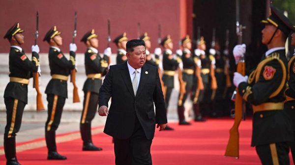 银丰配资 历史性的一幕, 金正恩与韩国国会议长握手, 李在明后悔莫及也没用