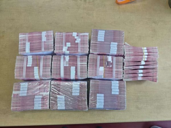 信通配资 上海街头一男子拉杆箱内装100万现金，为何被警察拦下？